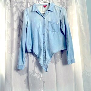 Guess shirt size small the design is wash look to denim only worn once.